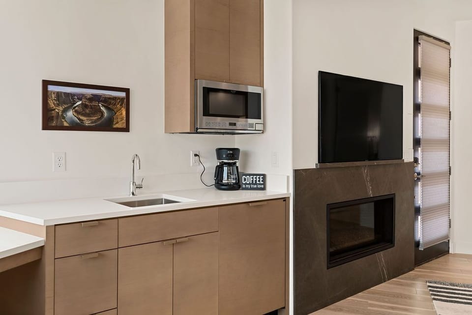 Casita Kitchenette / Fireplace