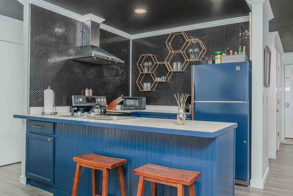 Pour yourself a drink or make a full meal in this fully stocked kitchen.