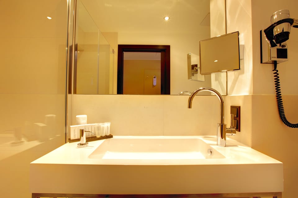 Comfort Single Room | Bathroom | Eco-friendly toiletries, hair dryer, slippers, towels