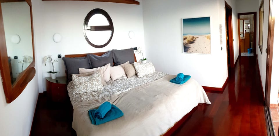 Masterbed Room mit Ankleidezimmer und Badezimmer sowie Zugang zur RoofTopTerasse