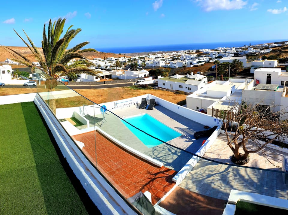 Rooftop Terasse Ausblick über Pool aufs Meer