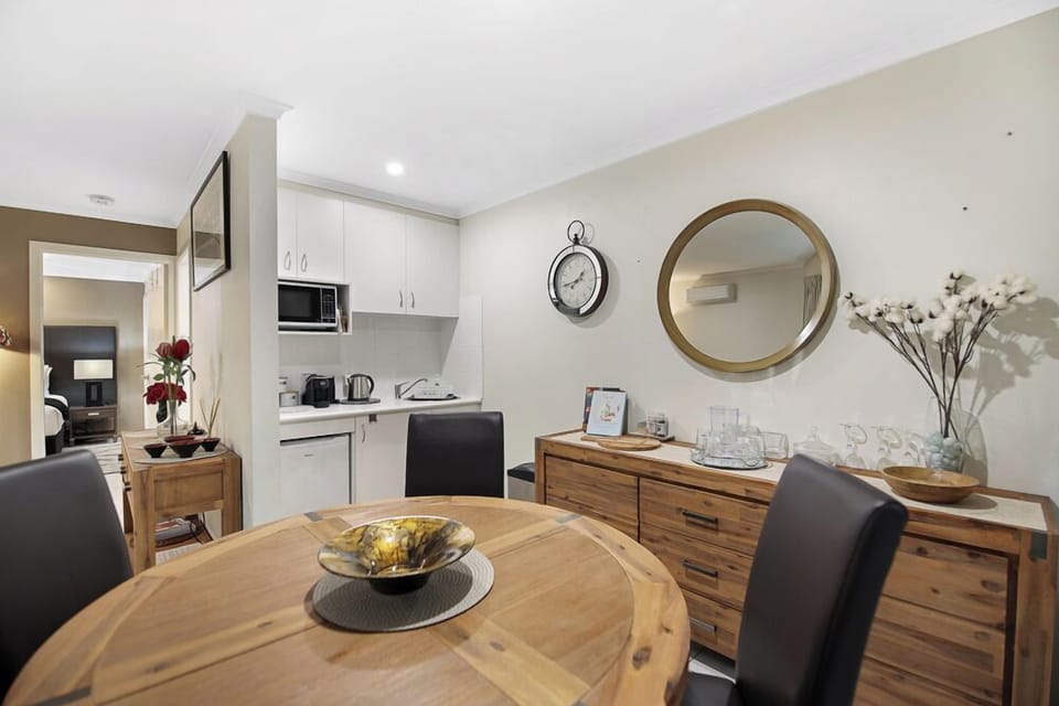Dining &amp; Kitchenette
