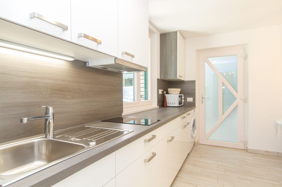 Apartment, Garden View | Private kitchen | Fridge, microwave, coffee/tea maker, electric kettle