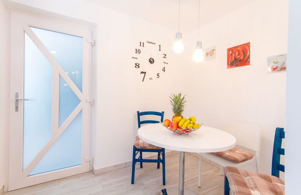 Apartment, Garden View | In-room dining