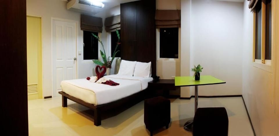 In-room safe, desk, free WiFi