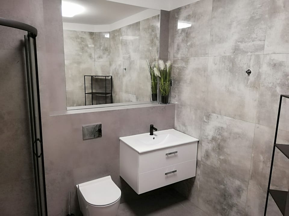 Shower, rainfall showerhead, hair dryer, towels