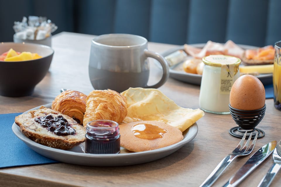 Daily buffet breakfast for a fee
