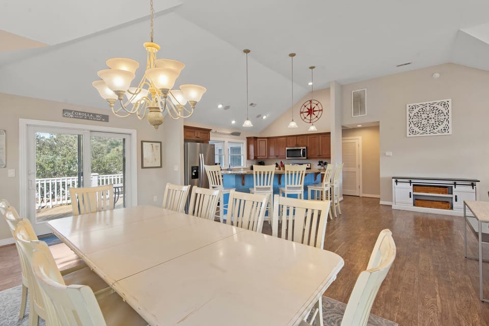 CC372: Sidebar | Top Level Dining Area