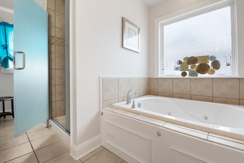 JR5209: Take It E-Sea l Top Level Bedroom 5 Private Bath