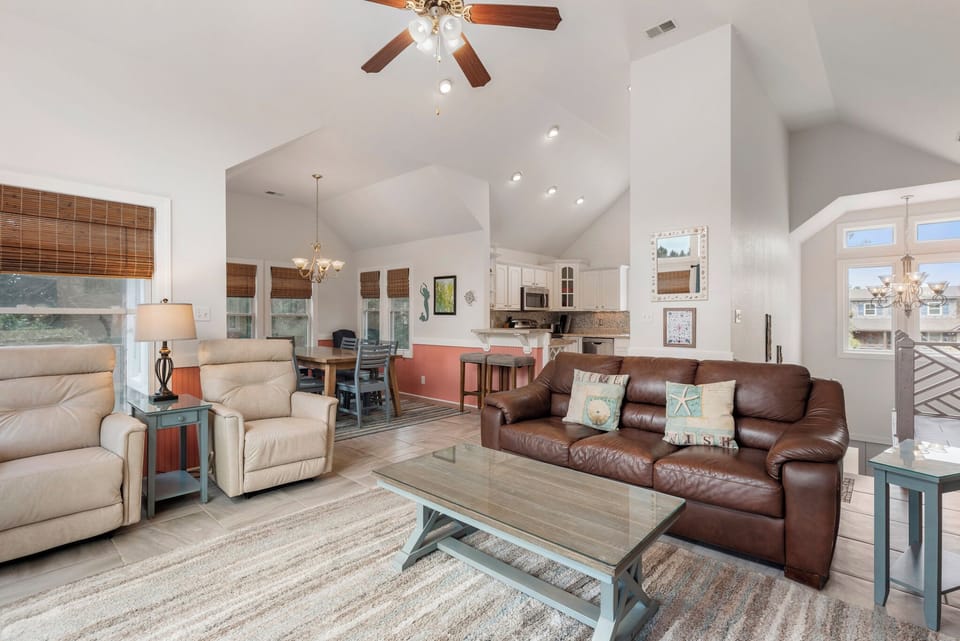 JR5209: Take It E-Sea l Top Level Living Area
