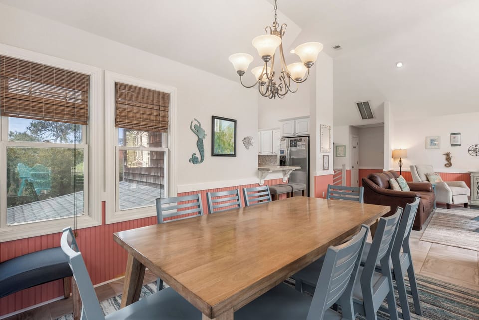 JR5209: Take It E-Sea l Top Level Dining Area