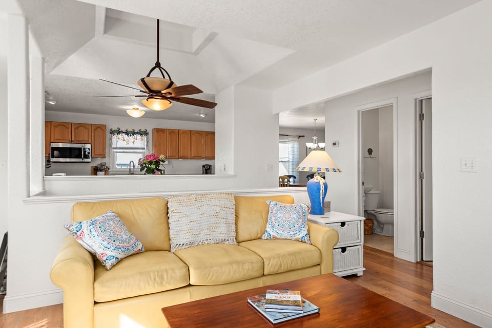 KDN3307: Carolina Sunshine l Top Level Living Area
