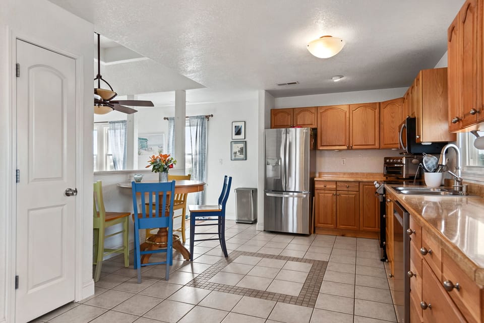 KDN3307: Carolina Sunshine l Top Level Kitchen