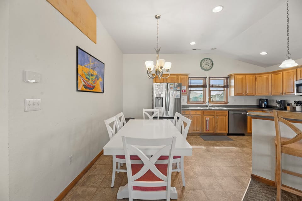 KH3406: Surf's Up | Top Level Dining Area