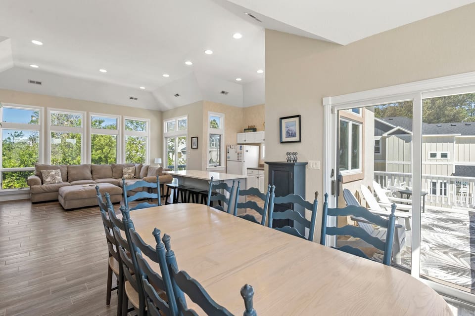M839: It's All Good In Corolla l Top Level Dining Area