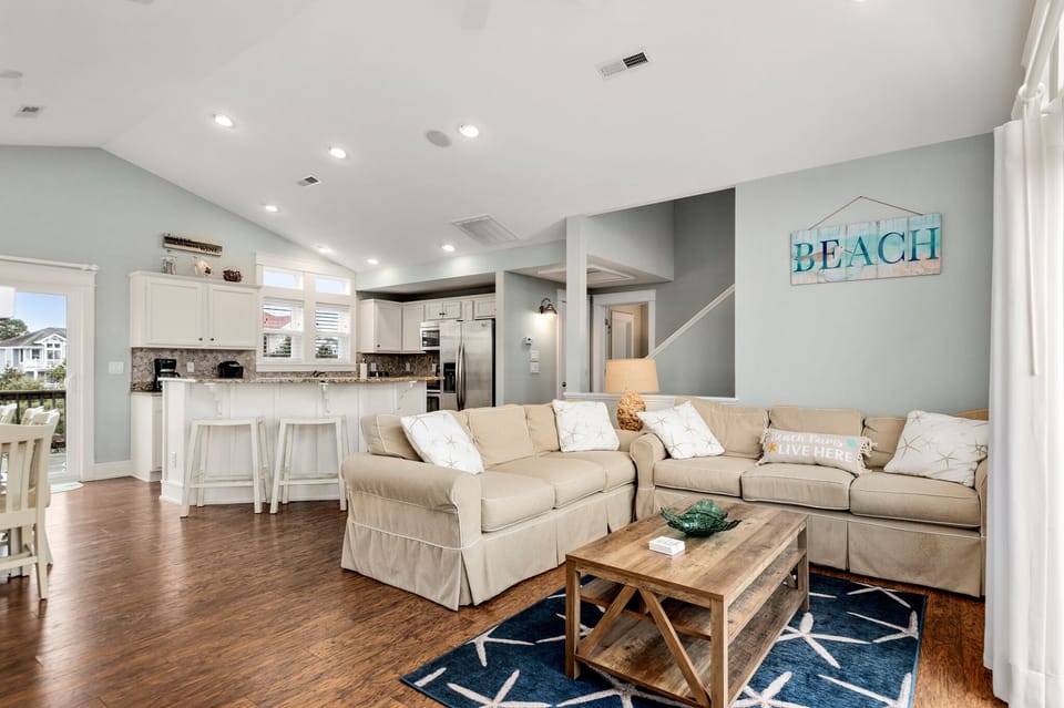 M845: Anchor Bar | Top Level Living Area
