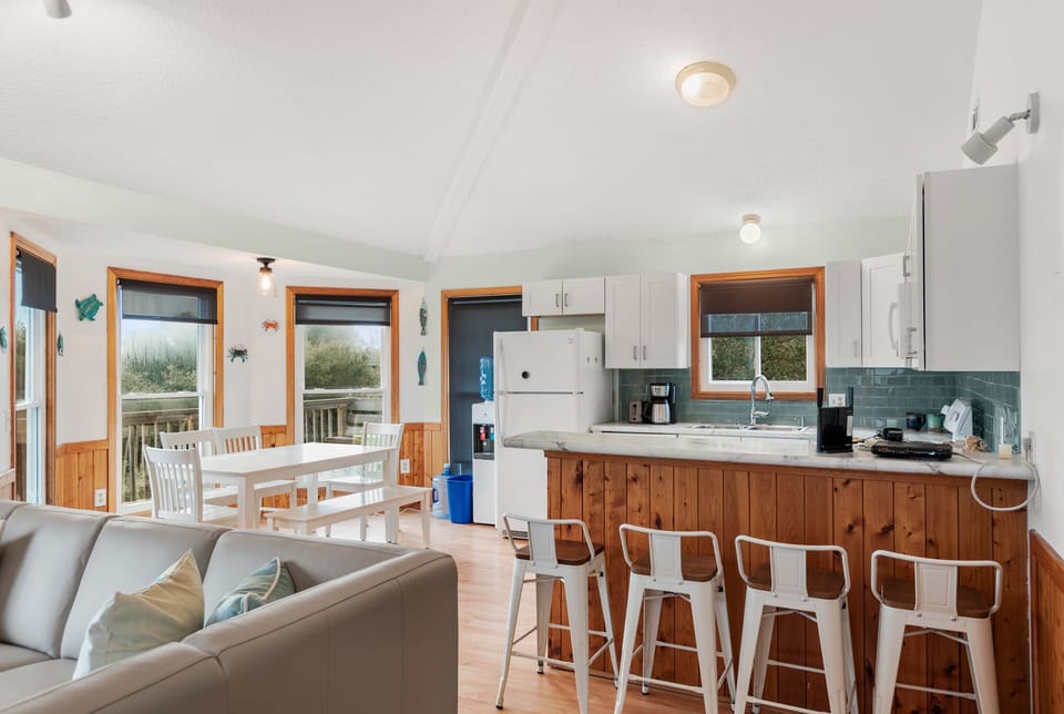 OSJ14: Sunny Days l Top Level Living Area and Kitchen