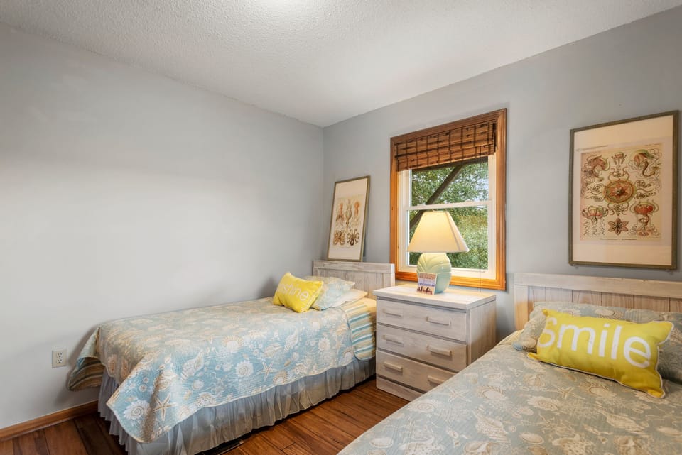 OSJ14: Sunny Days l Mid Level Bedroom 1