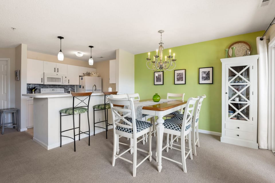 PC815: Pearl Of The Sound l Dining Area