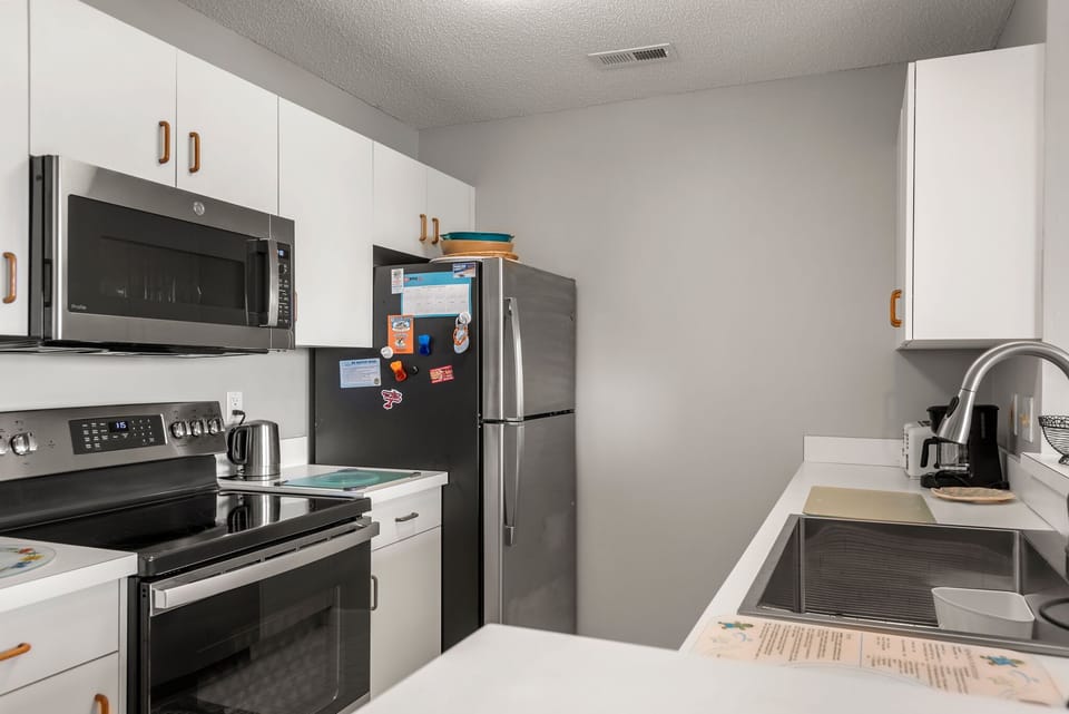 PC915: Pirates Cove 915 l Kitchen