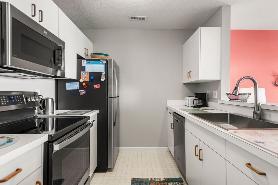 PC915: Pirates Cove 915 l Kitchen