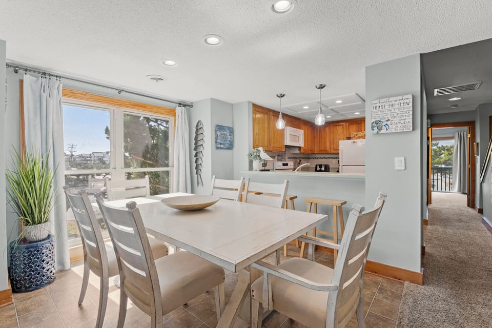 QE6: OBXcitement l Mid Level Dining Area