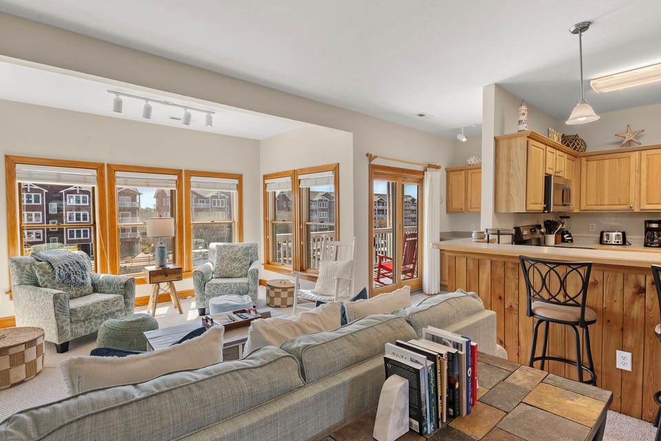 SBC503: North Bay Retreat | Living Area