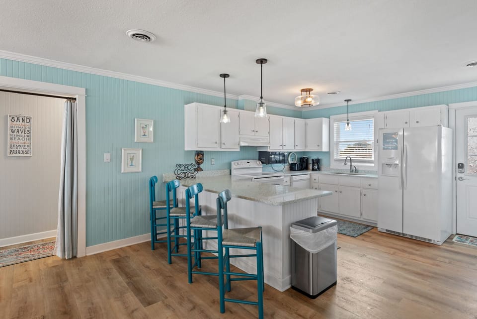 SN0918: Zane's Beach House l Kitchen