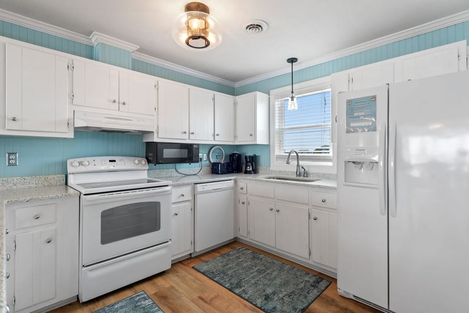 SN0918: Zane's Beach House l Kitchen