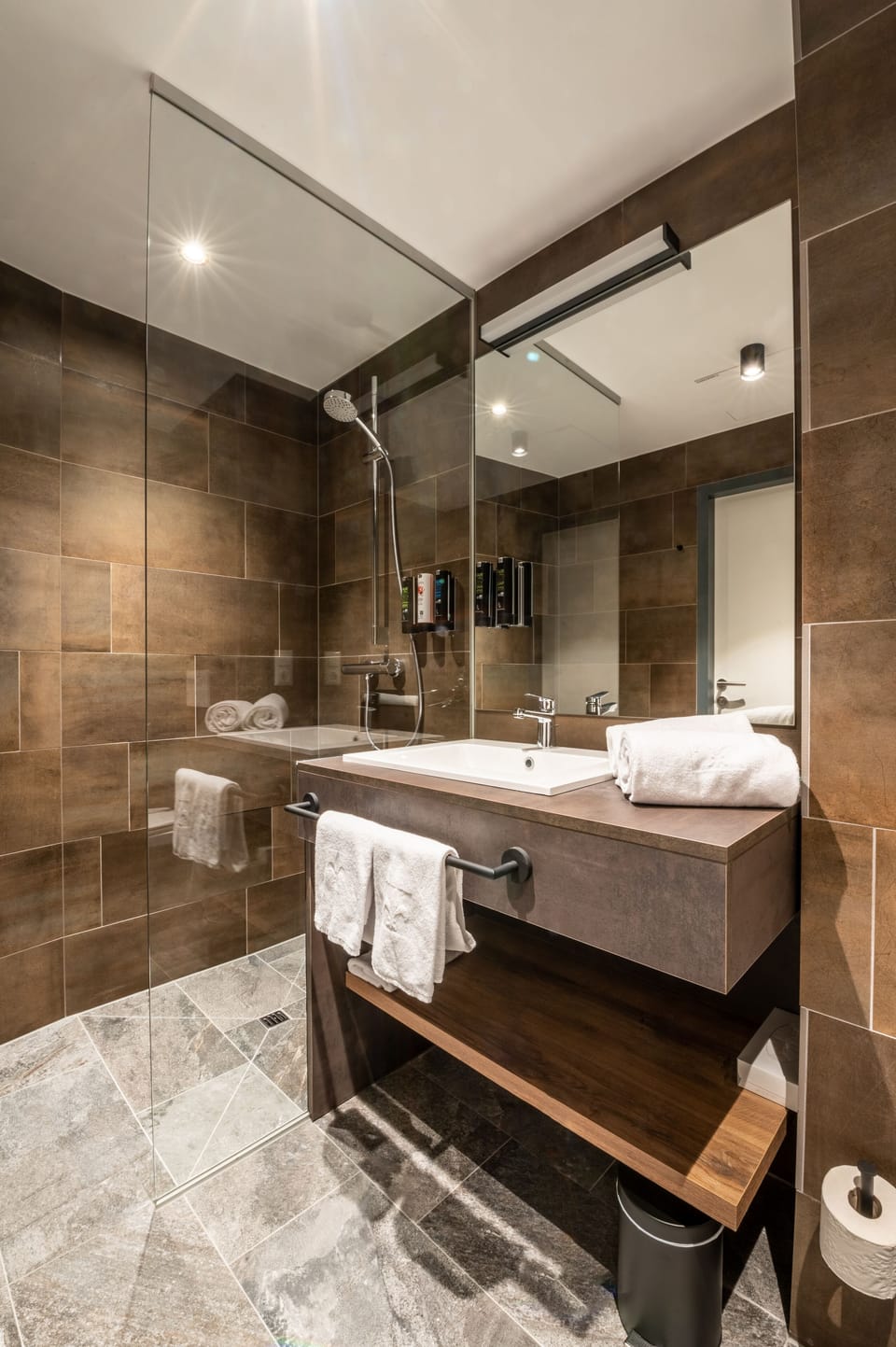 Shower, rainfall showerhead, free toiletries, hair dryer