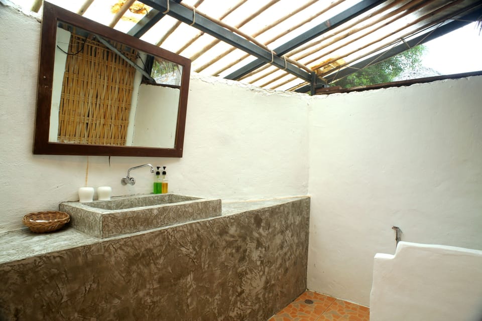 Shower, free toiletries, towels