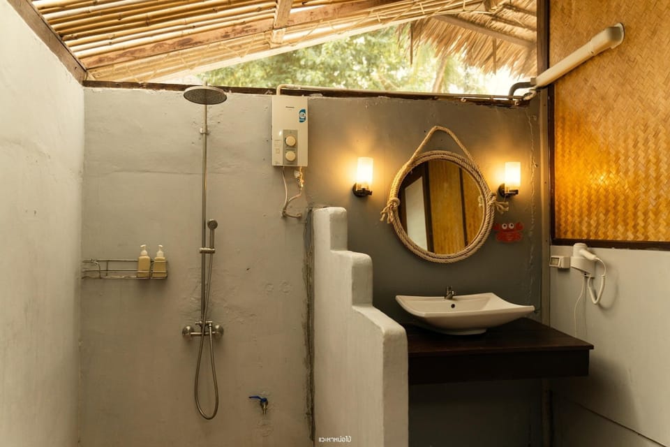 Shower, free toiletries, towels