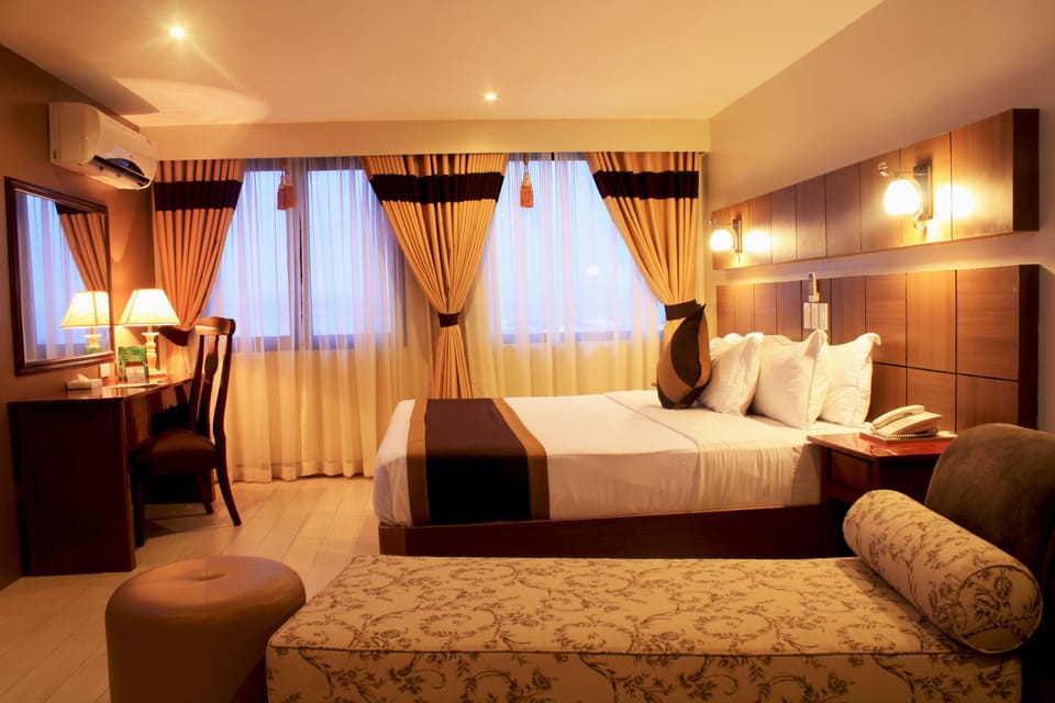 Premier Room | Premium bedding, in-room safe, desk, laptop workspace