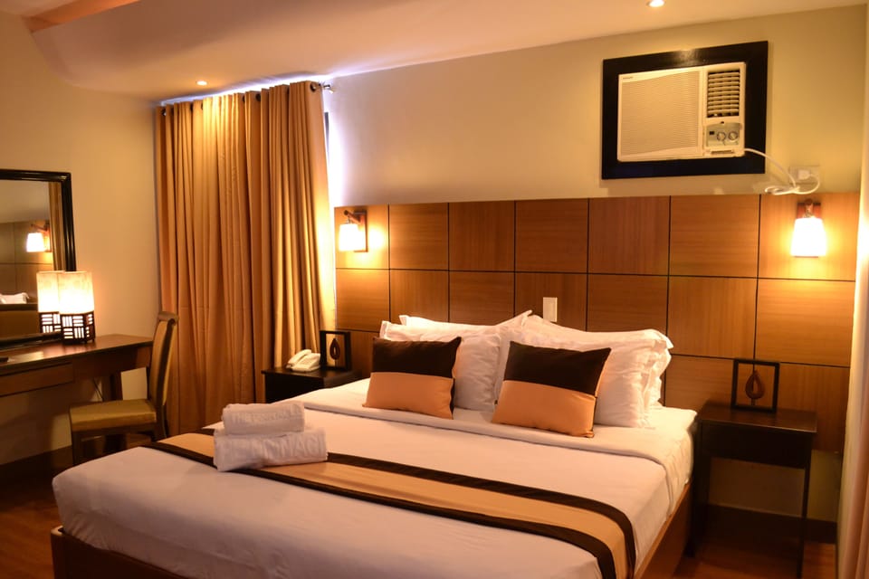 Executive Suite | Premium bedding, in-room safe, desk, laptop workspace