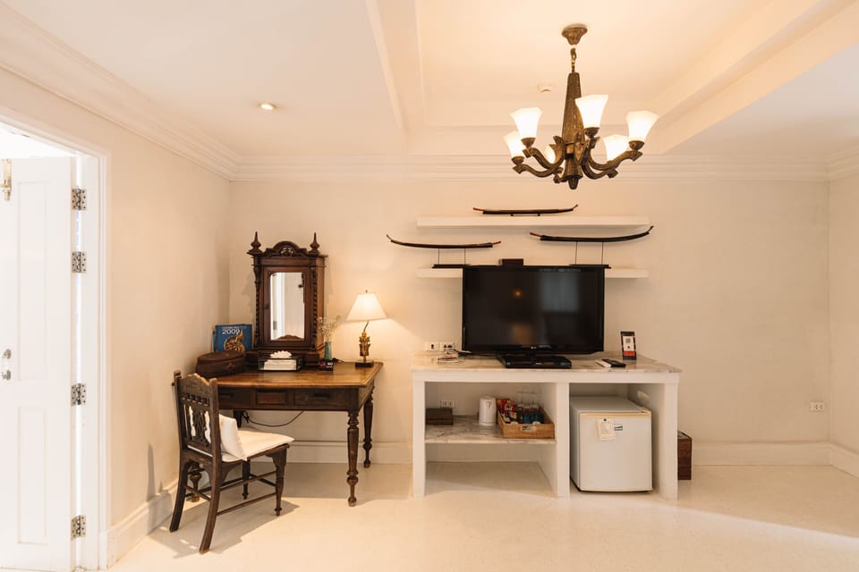 Deluxe Room (king size bed or twin bed) | Minibar, in-room safe, free WiFi, bed sheets