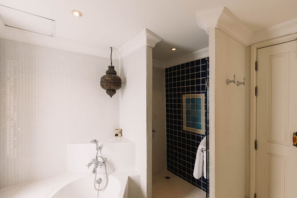 Deluxe Room (king size bed or twin bed) | Bathroom | Bathrobes, slippers, towels