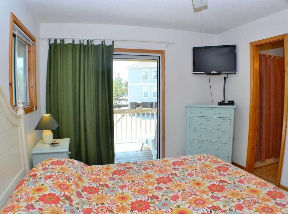 Queen Bedroom 2