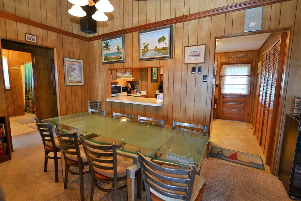 SN419 Quick Getaway Dining Area