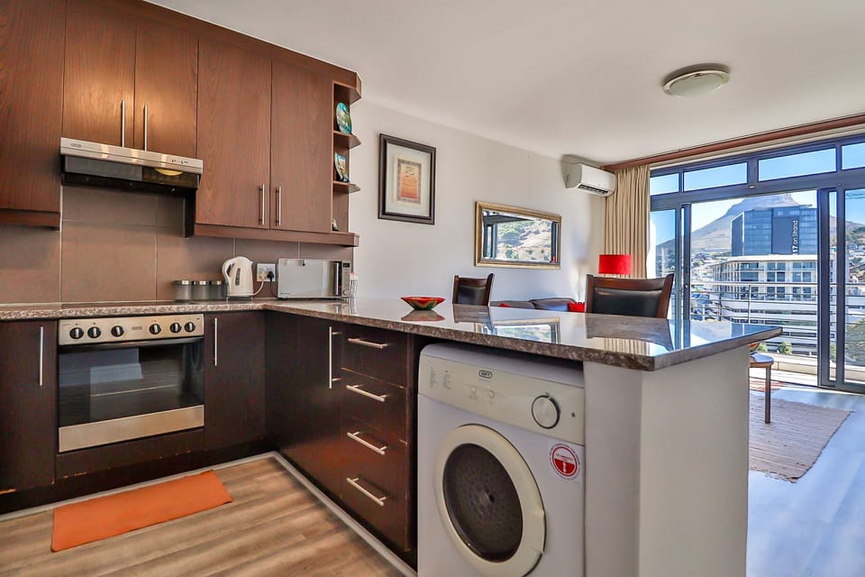 Apartment (2 Bedrooms) | Private kitchen | Fridge, microwave, oven, stovetop