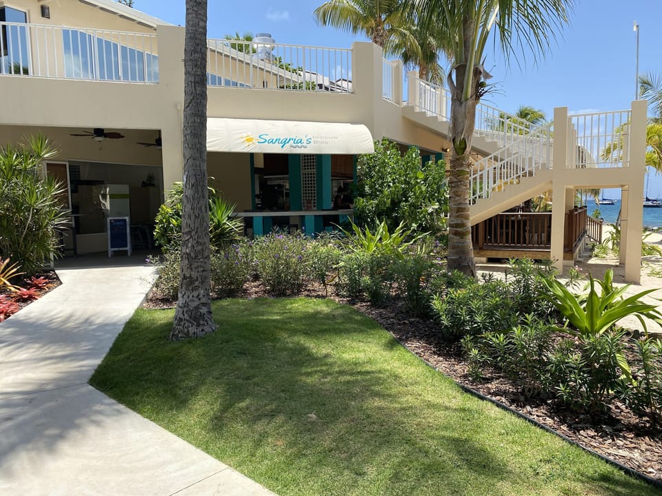 Beach bar/restaurant for casual dining
