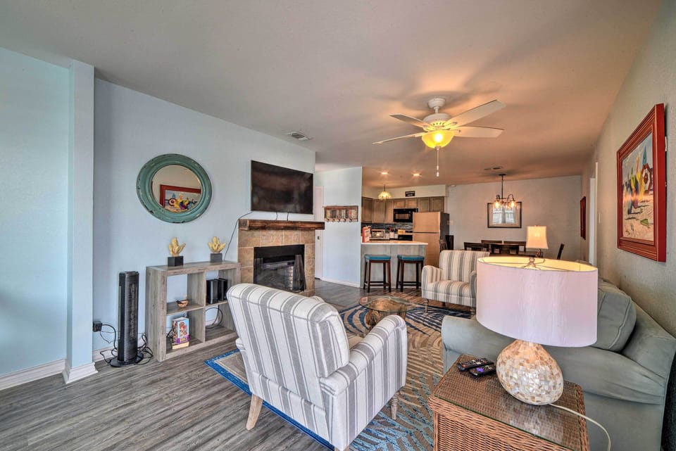Living Room | Smart TV w/ Cable