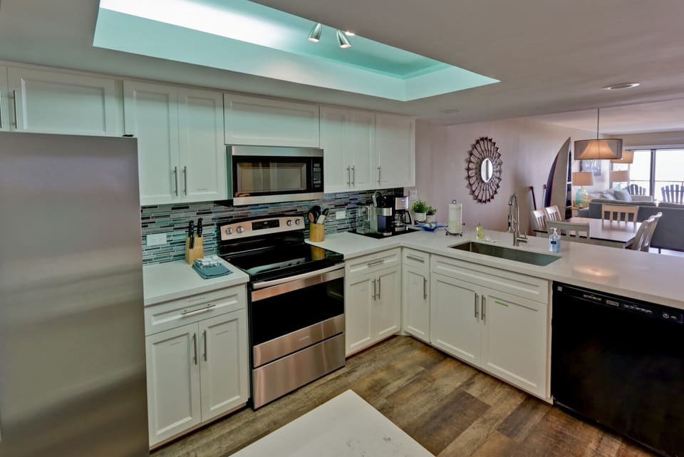New kitchen boasts all new appliances and quartz countertops!