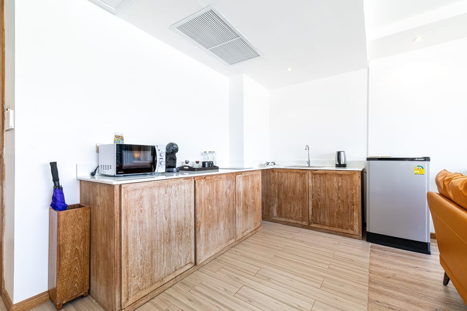 Royal Suite 1 Bedroom | Private kitchen | Coffee/tea maker, mini-fridge, electric kettle, highchair