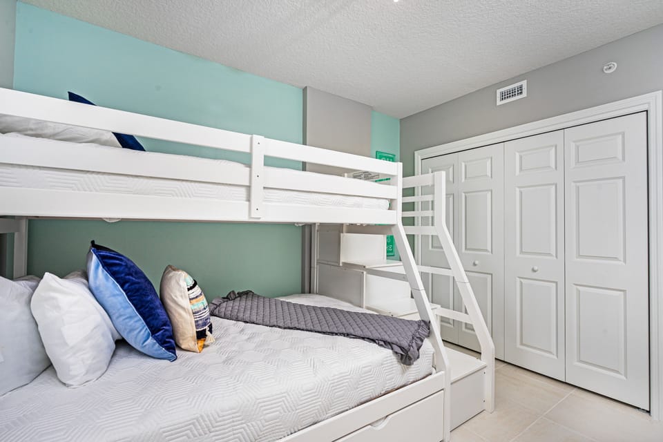 Twin/Full bunk bed with trundle