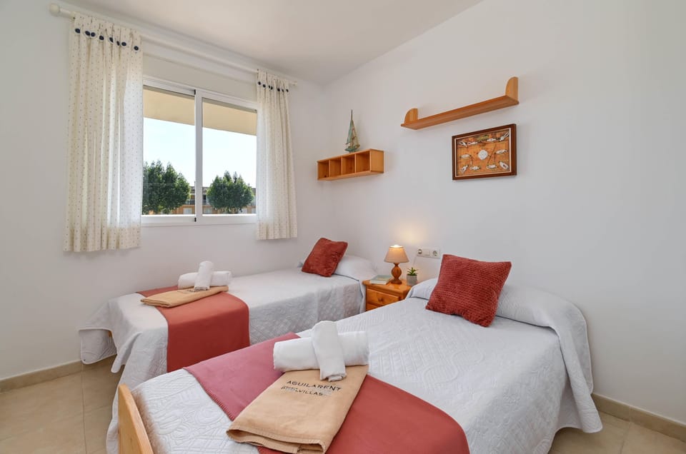 Bedroom with two single beds