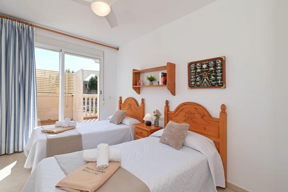 Bedroom with two single beds