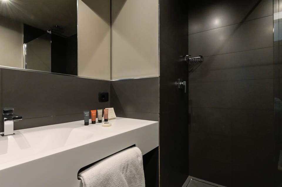 Shower, rainfall showerhead, free toiletries, hair dryer