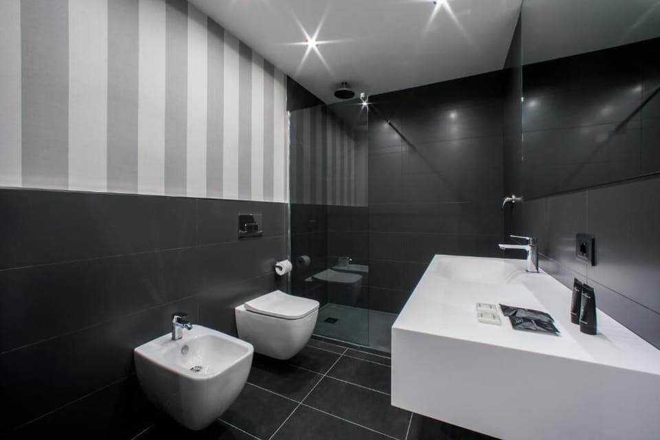 Panoramic Room | Bathroom | Shower, rainfall showerhead, free toiletries, hair dryer