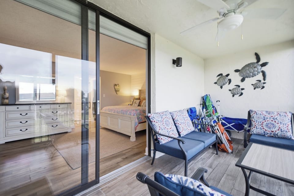 LANAI & PRIMARY BEDROOM