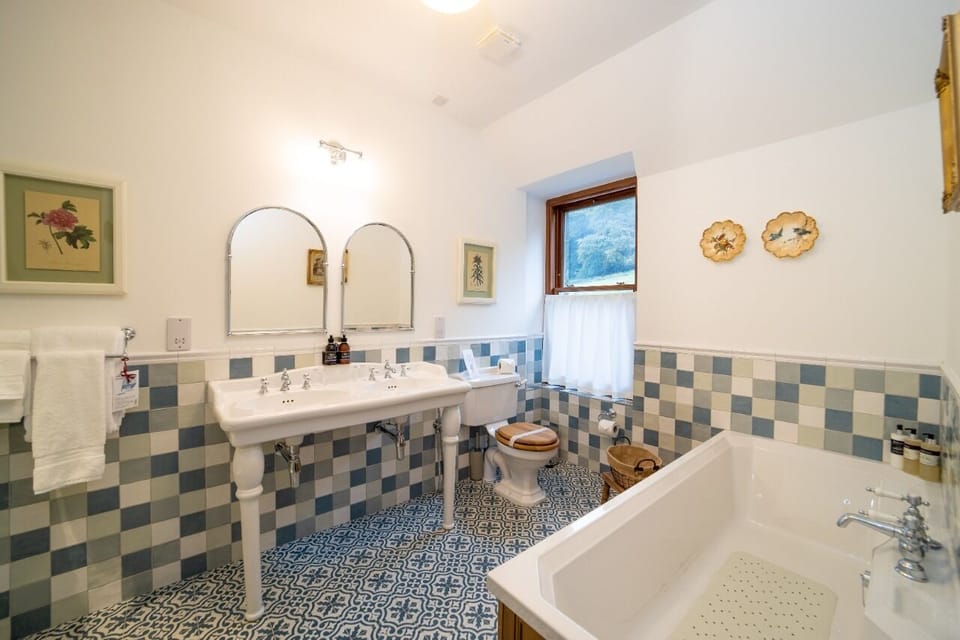 Burns Suite Bathroom